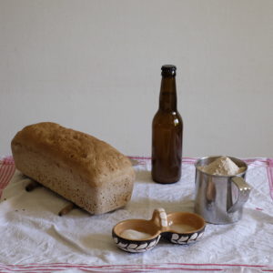 Bier, Mehl, Hefe, Salz und fertiges Brot.