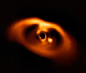 Foto von der Staub-scheibe und Exoplanet PDS 70b um den Stern PDS 70.