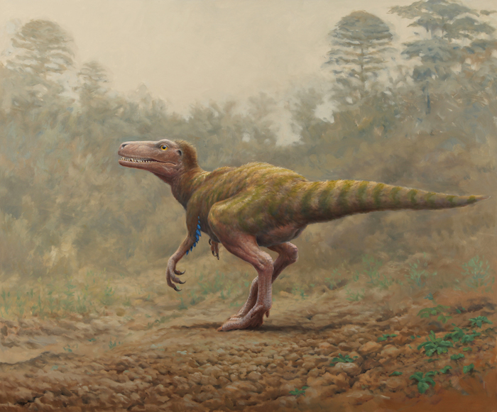 Sarcosaurus. Ein Dinosaurier auf zwei Beinen. Schlanker als der Scelidosaurus, relativ großer Kopf. Im Hintergrund stehen Bäume im Nebel.