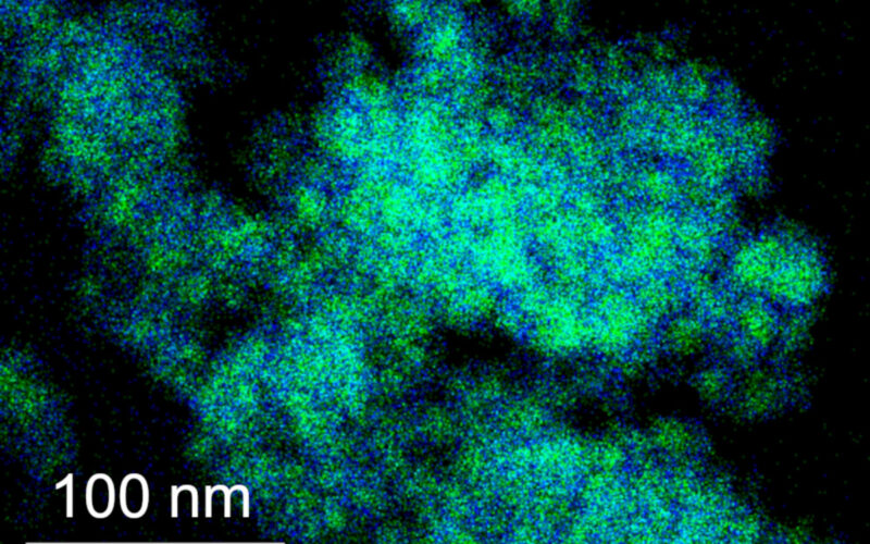 Wolke aus blauen und grünen Punkten auf schwarzem Hintergrund mit weißem Balken für die Größe: etwa ein Drittel des Bildes sind hundert Nanometer.